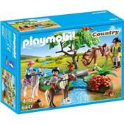 Cavaliers avec poneys et cheval