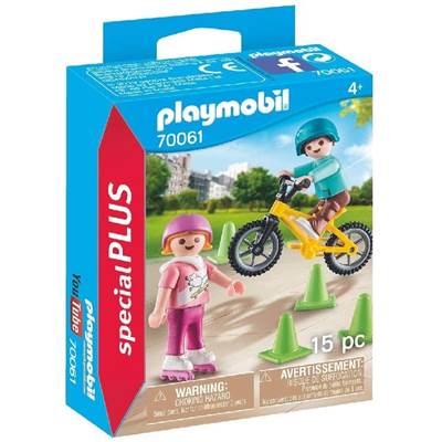 Enfants avec vélo et rollers