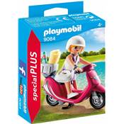 Vacancière avec scooter