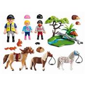 Cavaliers avec poneys et cheval